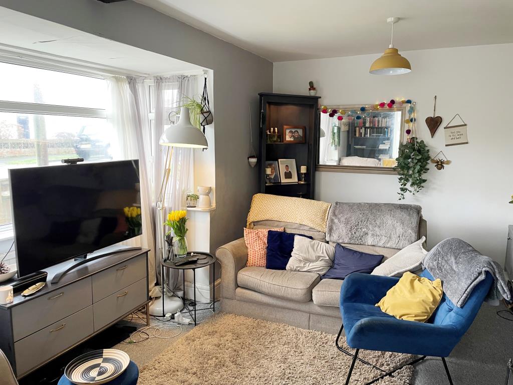 Lot: 65 - DETACHED BUNGALOW IN NEED OF UPDATING - View of living room at front